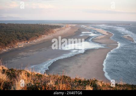 Vom North Head Light House in Cape Enttäuschung State Parc aus blickt man den Strand entlang am North Jetty an der Mündung des Columbia River nach Süden... Stockfoto