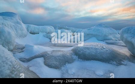 Sonnenaufgang über der gefrorenen Küste von Hudson Bay, Kanada; Churchill, Manitoba, Kanada Stockfoto