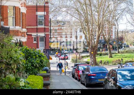 LONDON, 30. MÄRZ 2024: Wohnhäuser und West End Lane in NW6 West Hampstead, Camden Stockfoto