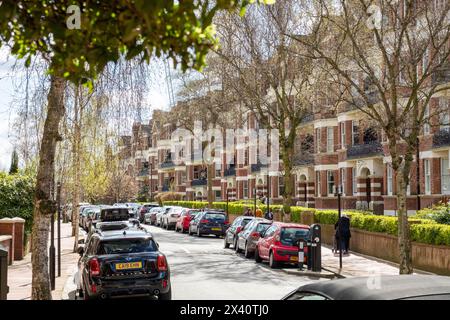 LONDON, 30. MÄRZ 2024: Große Wohnhäuser aus roten Backsteinen in NW6 West Hampstead, Camden Stockfoto