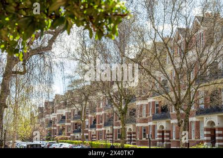 LONDON, 30. MÄRZ 2024: Große Wohnhäuser aus roten Backsteinen in NW6 West Hampstead, Camden Stockfoto