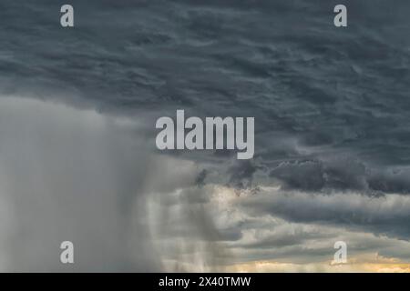 Nahaufnahme von Wolken und Regenfällen in einer fantastischen Superzelle im Süden von Colorado während der Sturmjagd-Saison Stockfoto