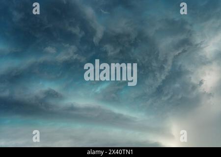 Nahaufnahme von Wolken in einer fantastischen Superzelle im Süden von Colorado während der Sturmjagd-Saison. Die blaue Farbe stammt von dem Licht, das ... reflektiert Stockfoto