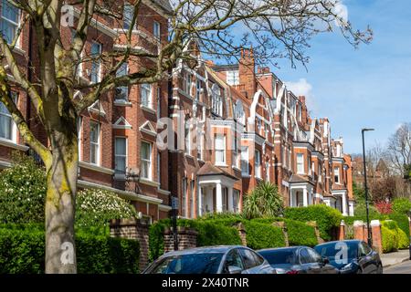 LONDON, 30. MÄRZ 2024: Große Wohnhäuser aus roten Backsteinen in NW6 West Hampstead, Camden Stockfoto