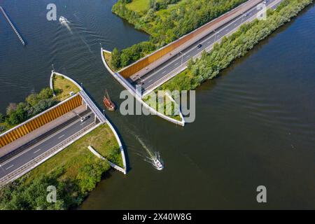 Europa, Nederlands. Harderwijk. Veluwemeer. Bootsbrücke. Aquädukt-Wasserbrücke Stockfoto