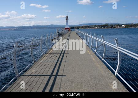 Ogden Point Breakwater Lighthouse an einem sonnigen Tag am Ogden Point auf Vancouver Island; Victoria, British Columbia, Kanada Stockfoto