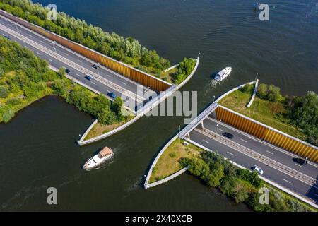 Europa, Nederlands. Harderwijk. Veluwemeer. Bootsbrücke. Aquädukt-Wasserbrücke Stockfoto