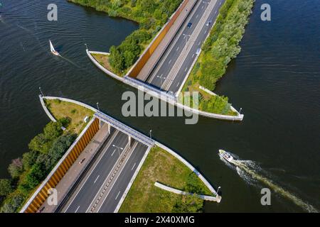 Europa, Nederlands. Harderwijk. Veluwemeer. Bootsbrücke. Aquädukt-Wasserbrücke Stockfoto