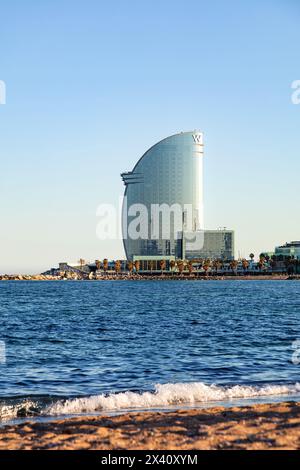 BARCELONA, SPANIEN - 31. MAI 2019. Blick von vorne auf das W Barcelona Hotel, entworfen von Architekt Ricardo Bofill. Hotel Vela es liegt am Ende des Stockfoto