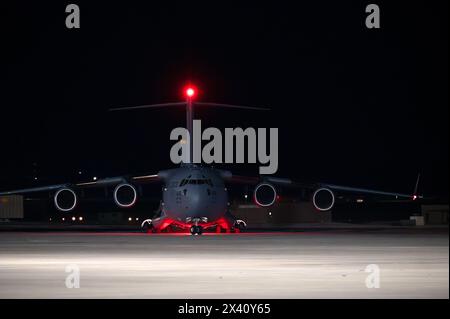 Ein C-17 Globemaster III der U.S. Air Force trifft am 9. April 2024 auf der Nellis Air Force Base in Nevada ein. Die der 58. Rettungsgeschwader zugeordneten Flieger kehrten zurück Stockfoto
