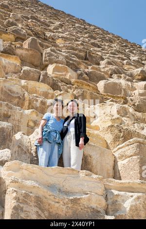 Mutter und Tochter weibliche Touristen stehen vor der Großen Pyramide von Gizeh; Gizeh, Ägypten Stockfoto