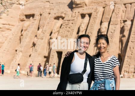 Mutter und Tochter Touristen stehen vor dem Tempel des Hathor in Abu Simbel; Assuan, Nubien, Ägypten Stockfoto