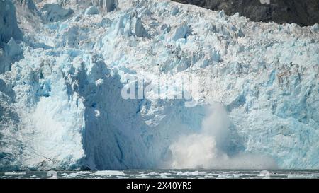 Großes Spritzen im Ozean, nachdem ein Stück Gletscher ins Meer abgekälbt ist; Whittier, Alaska, Vereinigte Staaten von Amerika Stockfoto