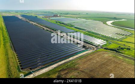 Luftaufnahme von Reihen von Solarpaneelen in einem Feld; High River, Alberta, Kanada Stockfoto