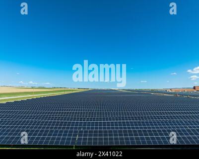 Nahaufnahme von Reihen von Solarpaneelen in einem Feld; High River, Alberta, Kanada Stockfoto