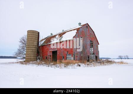 Verlassene rote Scheune im ländlichen Ontario, hier im Winter gesehen; Strathroy, Ontario, Kanada Stockfoto