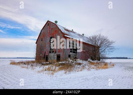 Verlassene rote Scheune im ländlichen Ontario, hier im Winter gesehen; Strathroy, Ontario, Kanada Stockfoto