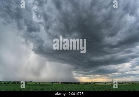 Starke Regenfälle, die von einem Superzellengewitter in den ländlichen Vereinigten Staaten stammen; McCook, Nebraska, Vereinigte Staaten von Amerika Stockfoto