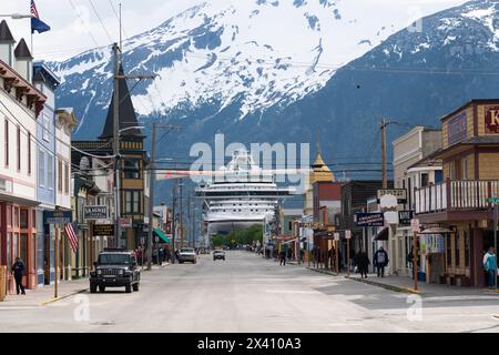 Kreuzfahrtschiffe werden im Hafen von Skagway im Süden Alaskas angedockt. Große Berge zieren die Landschaft und machen eine Szene, die herrlich ist... Stockfoto