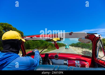 Fahrt in einem Vintage-Cabrio in Kuba; Cayo Guillermo, Kuba Stockfoto