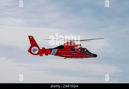 Die Crew der US Coast Guard und der Eurocopter MH-65 führen Rettungsübungen im Cape Disappointment State Park in der Nähe der Mündung der Columbia R. durch... Stockfoto