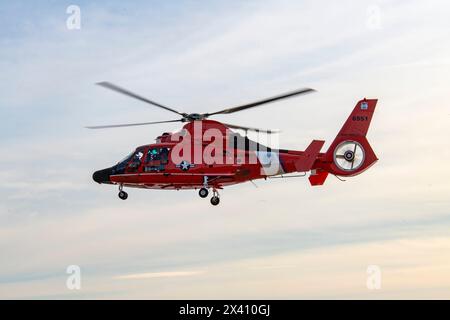 Die Crew der US Coast Guard und der Eurocopter MH-65 führen Rettungsübungen im Cape Disappointment State Park in der Nähe der Mündung der Columbia R. durch... Stockfoto