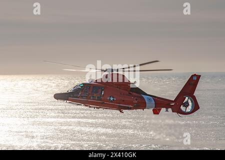 Die Crew der US Coast Guard und der Eurocopter MH-65 führen Rettungsübungen im Cape Disappointment State Park in der Nähe der Mündung der Columbia R. durch... Stockfoto