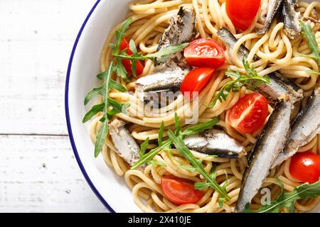 Vollkornnudeln mit Sardinen, Tomaten und Rucola. Italienische sizilianische Küche, Blick von oben Stockfoto