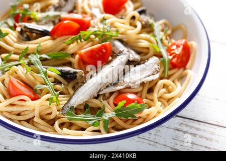 Vollkornnudeln mit Sardinen, Tomaten und Rucola. Italienische sizilianische Küche. Stockfoto