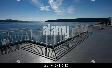 Die Küste der Inseln und das blaue Wasser der Strait of Georgia, vom Deck einer Fähre, die von Vancouver Island zum Festland fährt Stockfoto