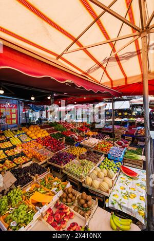 Frische Produkte zum Verkauf auf dem Ballaro Markt in Palermo, Sizilien; Palermo, Sizilien, Italien Stockfoto