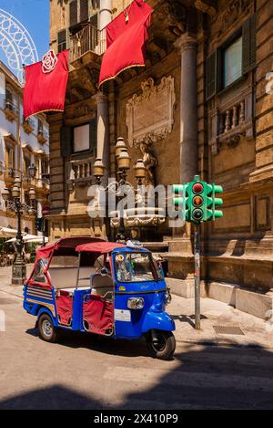 Auto-Rikscha auf der Piazza Vigliena (Quattro Canti) an einem hellen sonnigen Tag in Palermo, Sizilien; Palermo, Sizilien, Italien Stockfoto