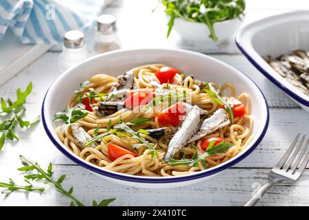 Vollkornnudeln mit Sardinen, Tomaten und Rucola. Italienische sizilianische Küche. Stockfoto