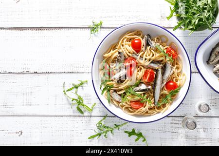 Vollkornnudeln mit Sardinen, Tomaten und Rucola. Italienische sizilianische Küche, Blick von oben Stockfoto