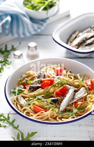 Vollkornnudeln mit Sardinen, Tomaten und Rucola. Italienische sizilianische Küche. Stockfoto