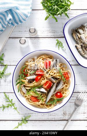 Vollkornnudeln mit Sardinen, Tomaten und Rucola. Italienische sizilianische Küche, Blick von oben Stockfoto