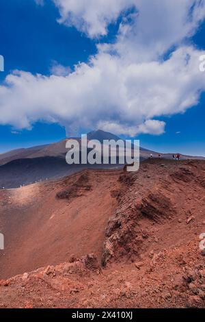 Touristen klettern entlang der Bergrücken des Ätna; Catania, Sizilien, Italien Stockfoto