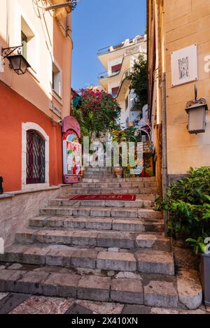 Steintreppen auf einem Fußweg, der durch ein Wohngebiet in Taormina, Italien, führt; Taormina, Sizilien, Italien Stockfoto
