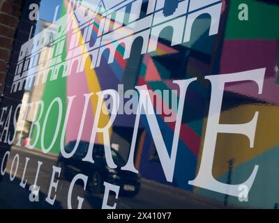 Wandschild des Eastbourne College mit einer Reflexion der Towner Art Gallery und des Autoverkehrs; Eastbourne, East Sussex, England Stockfoto