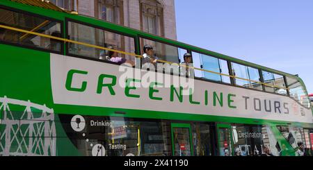 Doppeldeckerbus in Italien mit Touristen, die aus den Fenstern schauen; Rom, Italien Stockfoto