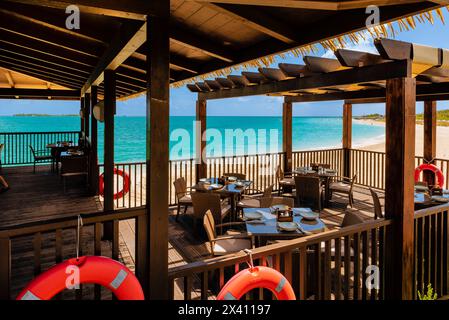 Bar-Restaurant-Terrasse im Freien am Strand Playa Pilar an der Karibikküste Kubas; Cayo Guillermo, Ciego de Avila, Kuba Stockfoto