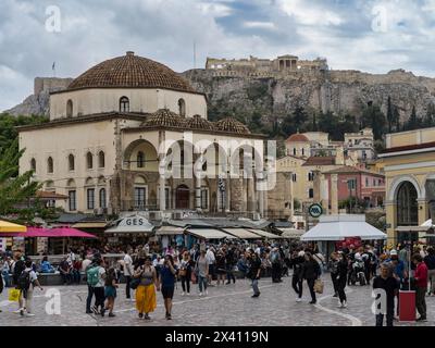 Geschäftiger Monastiraki-Platz mit der Akropolis von Athen auf einem Felsvorsprung im Hintergrund; Athen, Griechenland Stockfoto