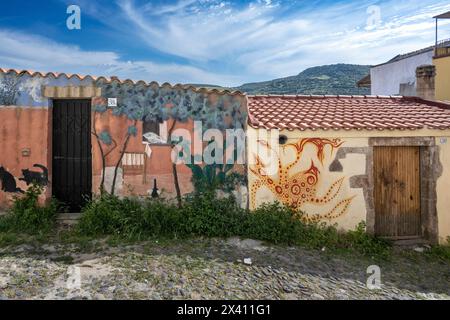 Kunstwerke auf Häusern in Bosa, Italien; Bosa, Oristano, Italien Stockfoto