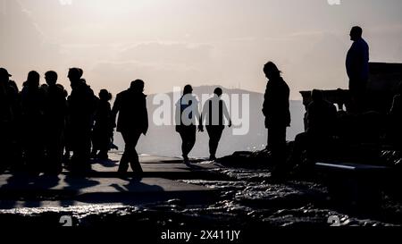 Silhouetten von Touristen an der Akropolis von Athen in Griechenland bei Sonnenuntergang; Athen, Griechenland Stockfoto