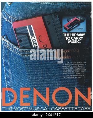 1985 Denon-Kassettenwerbung – CarryClip der hippe Weg zum Tragen von Musik Stockfoto