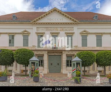 Budapest, Ungarn - 31. Juli 2022: Zwei Garde vor dem Sandor-Palast-Büro und dem Haus des Hugarischen Präsidenten im Burgviertel Buda. Stockfoto