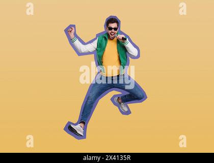 Pop-Art-Poster. Mann mit Mikrofon springt beim Singen auf orangefarbenem Hintergrund, Pin-up-Stil Stockfoto