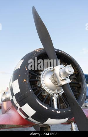 Propeller eines historischen Flugzeugs. Modell eines alten Stahlflugzeugs. Motor eines alten Flugzeugs. Stockfoto
