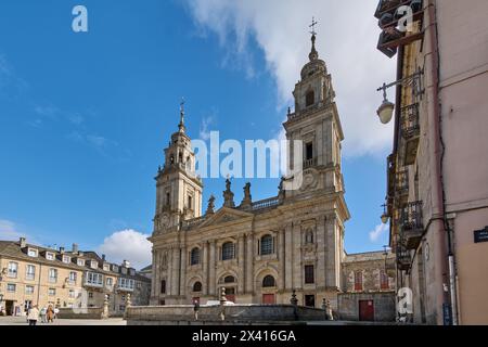 Lugo, Spanien - 29. April 2024: Ein beeindruckender Blick auf eine historische Kathedrale mit Türmen, die sich in einen klaren Himmel erheben. Kathedrale von Lugo Stockfoto