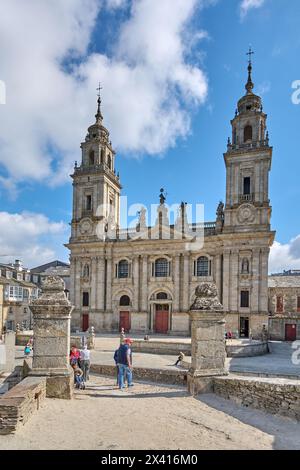 Lugo, Spanien - 29. April 2024: Das zarte Amalgam der Stile in der Kathedrale von Lugo. Kathedrale von Lugo Stockfoto